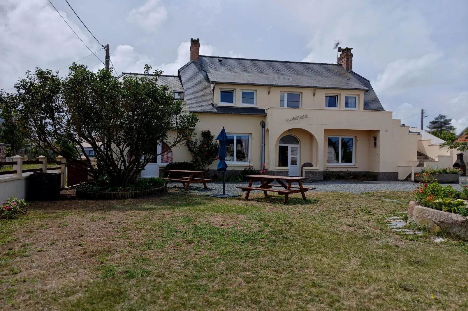 Holiday home St Martin-de-Bréhal-Buitenkant zomer