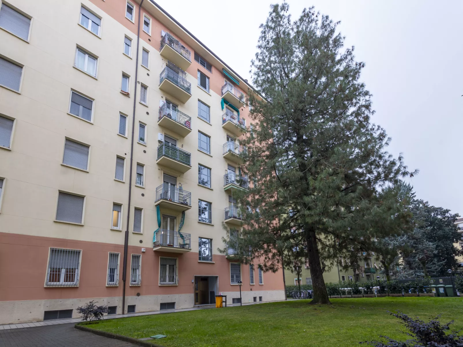 Suzzani Flat-Buiten