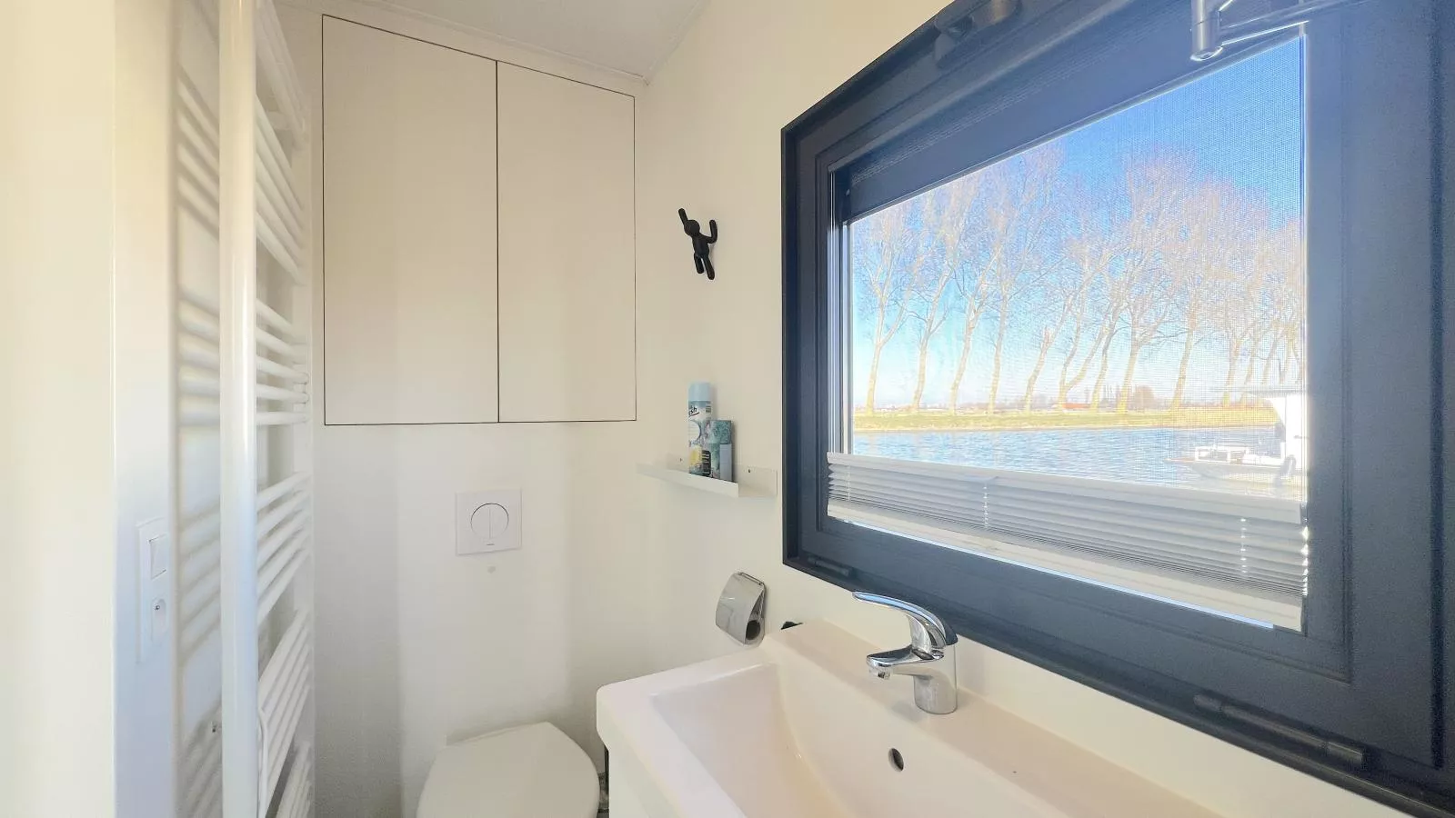 Maxim Jr-Badkamer