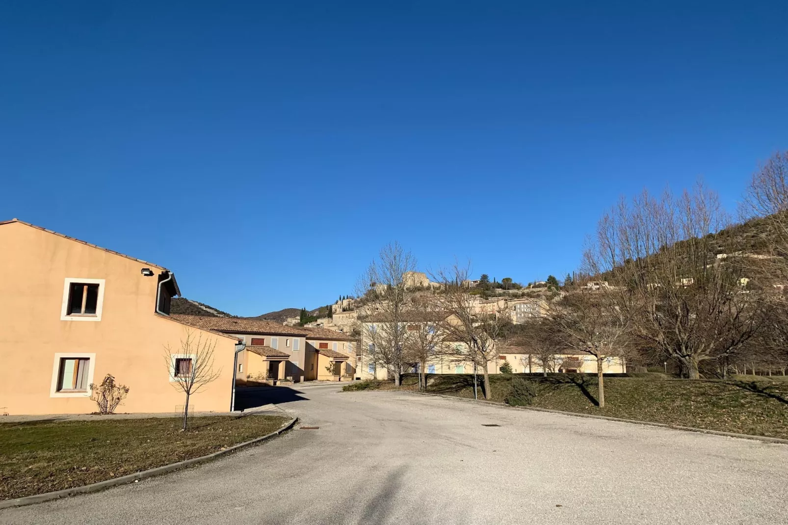 Résidence Les Sources - Montbrun-les-Bains // Studio 2 pers-Buitenkant zomer