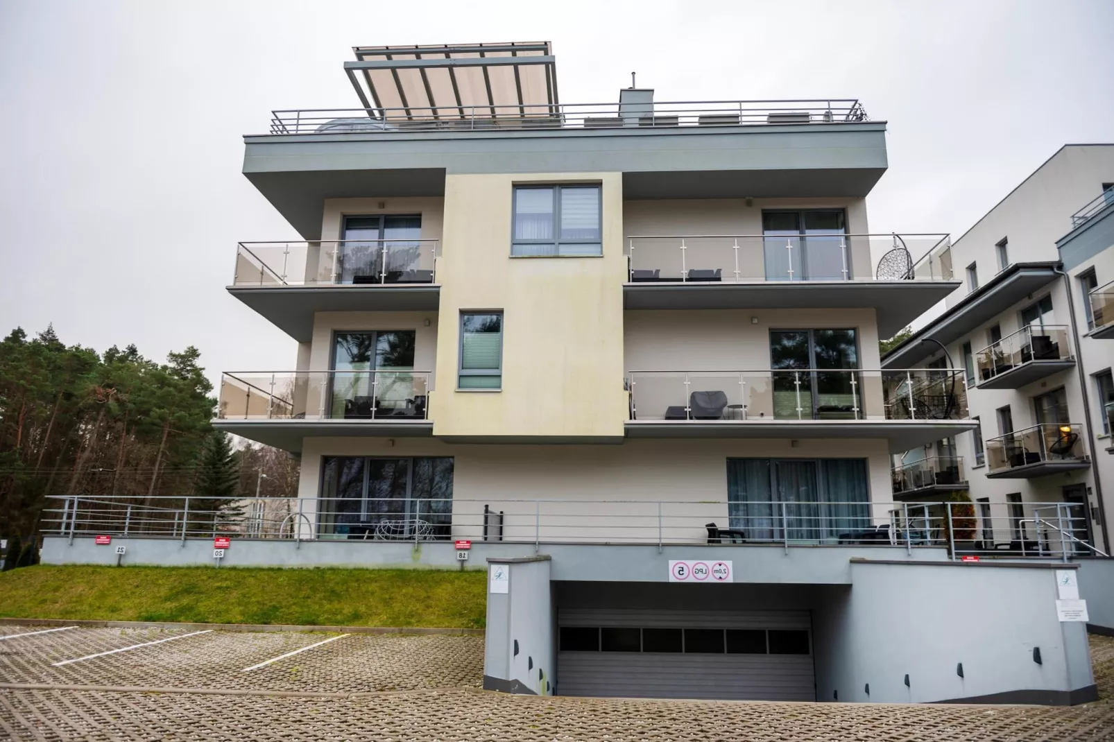 Apartament Grunwaldzka 12a-23 Pobierowo-Buitenkant zomer