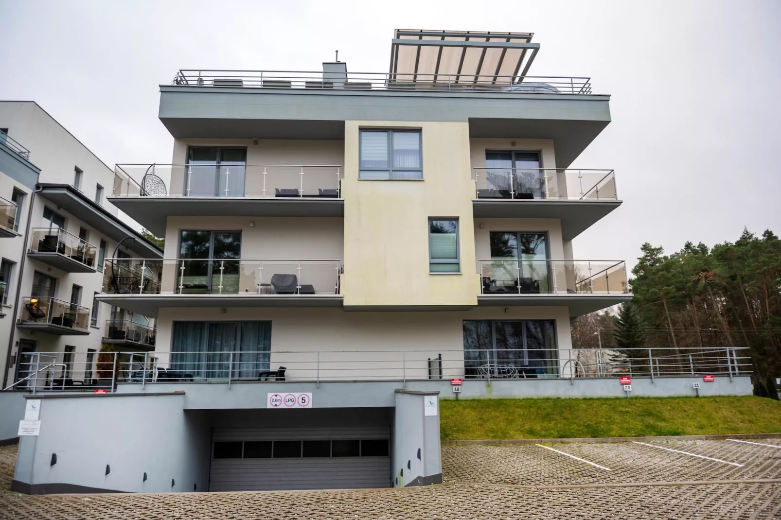Apartament Grunwaldzka 12a-23 Pobierowo-Buitenkant zomer