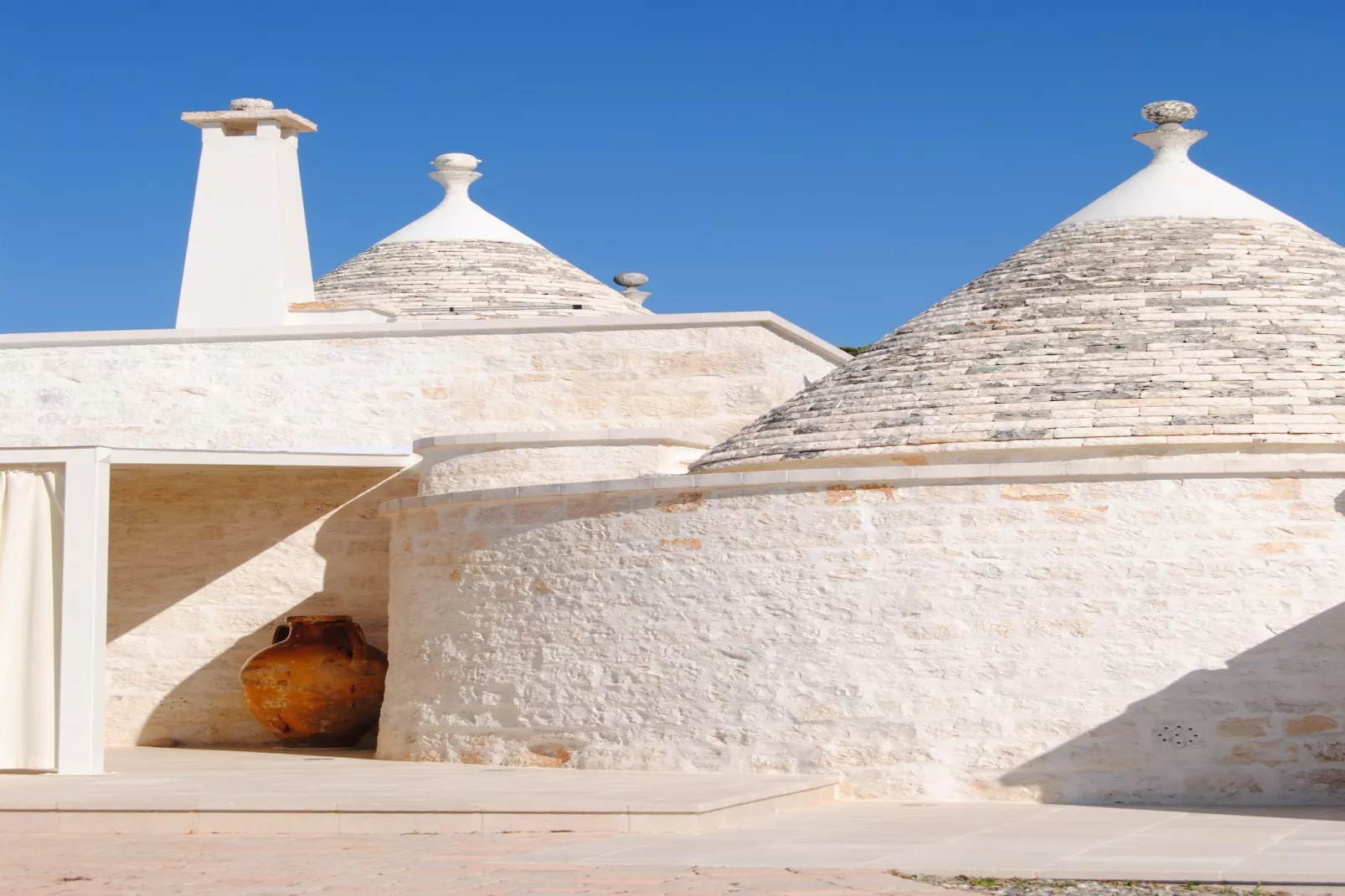 Trullo Rosa Ostuni-Buitenkant zomer