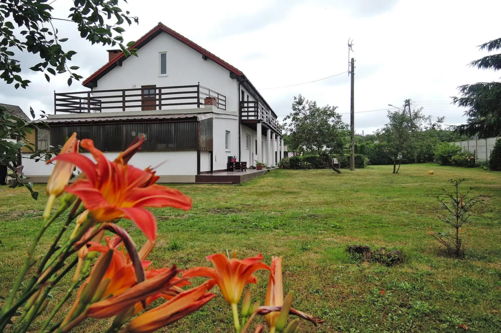 Holiday spacious modern flat in Dabrowa-Buitenkant zomer