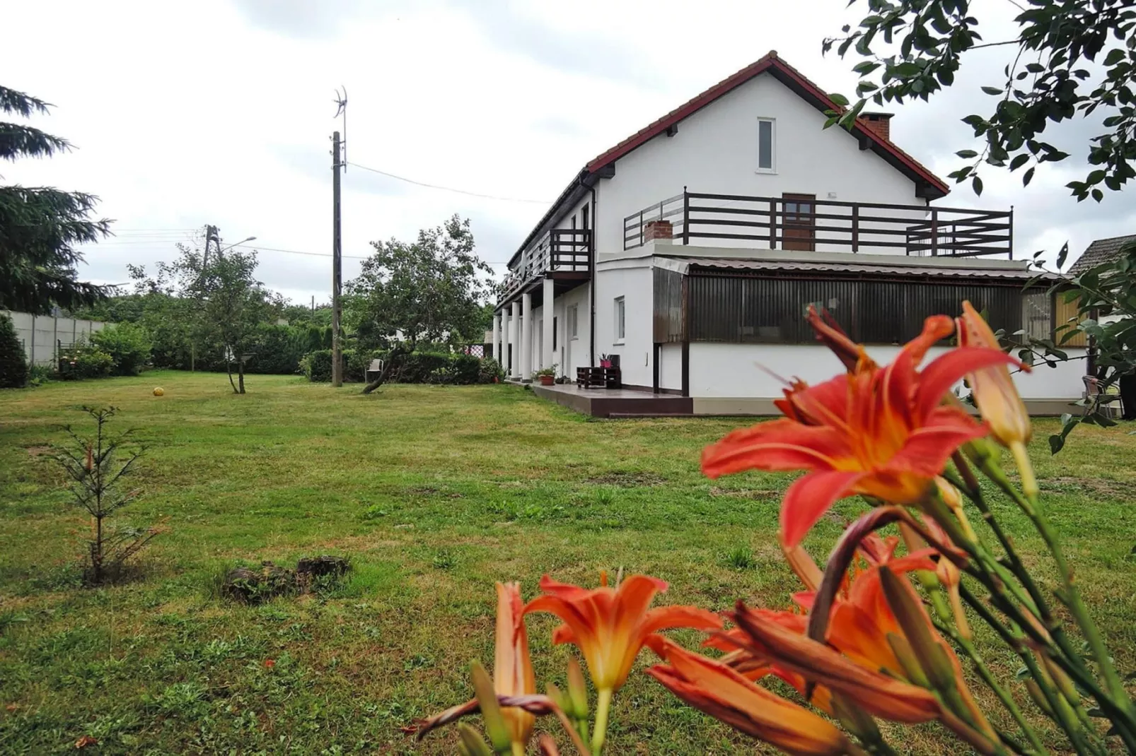 Holiday spacious modern flat in Dabrowa-Buitenkant zomer