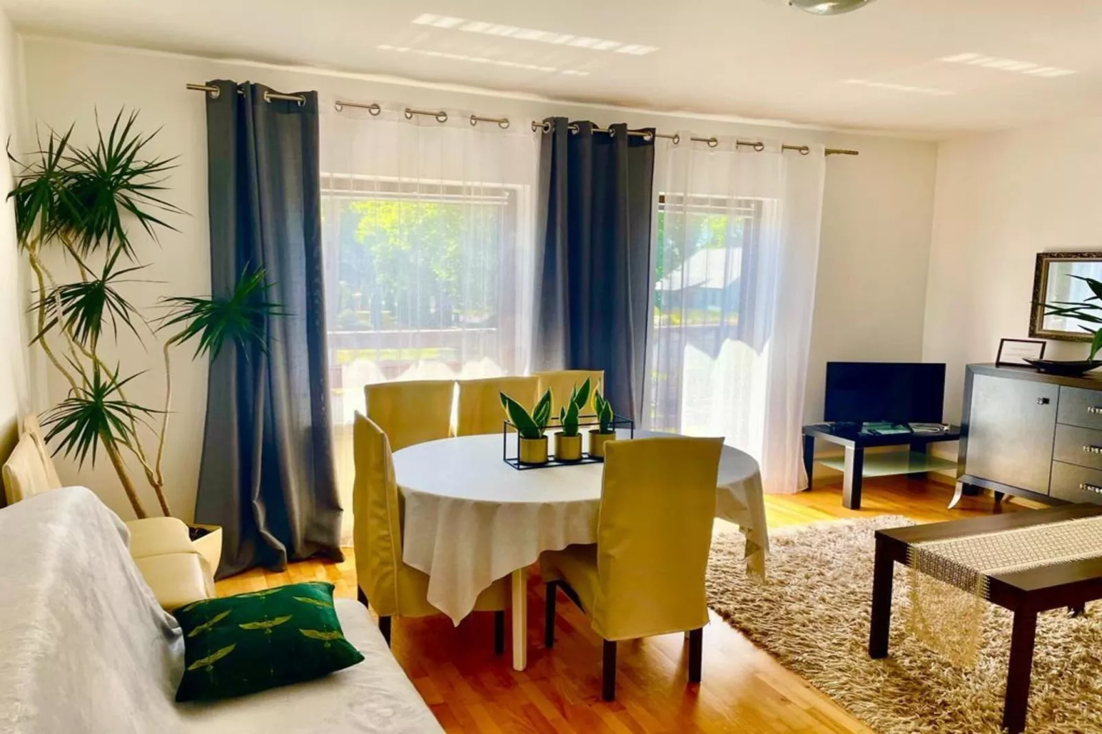 Holiday spacious modern flat in Dabrowa-Eetkamer