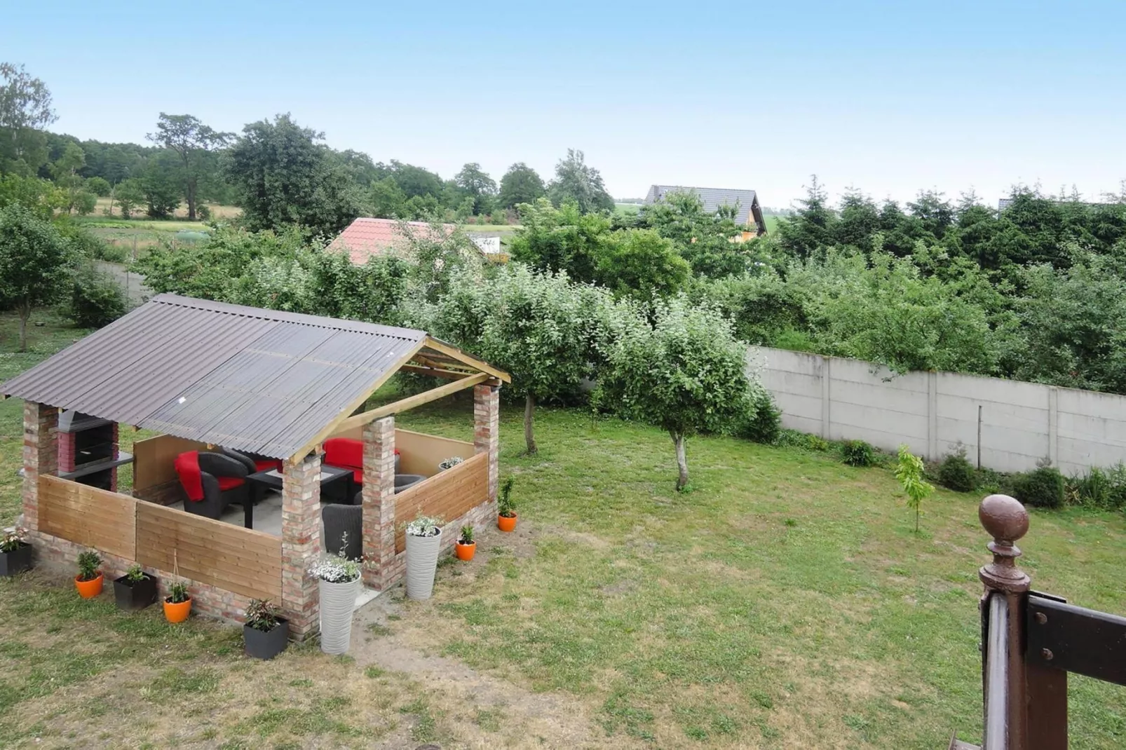 Holiday spacious modern flat in Dabrowa-Tuinen zomer