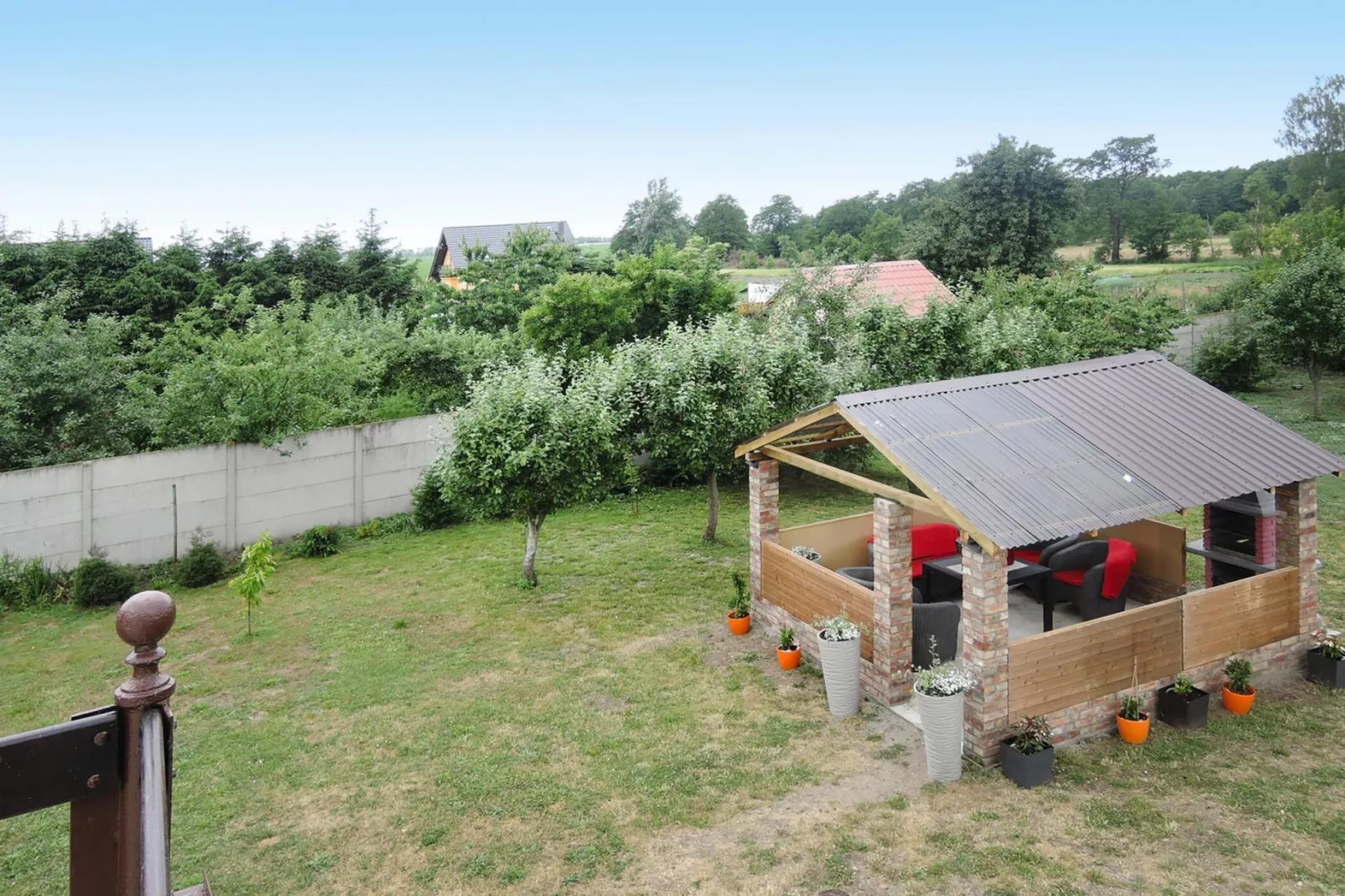 Holiday spacious modern flat in Dabrowa-Tuinen zomer