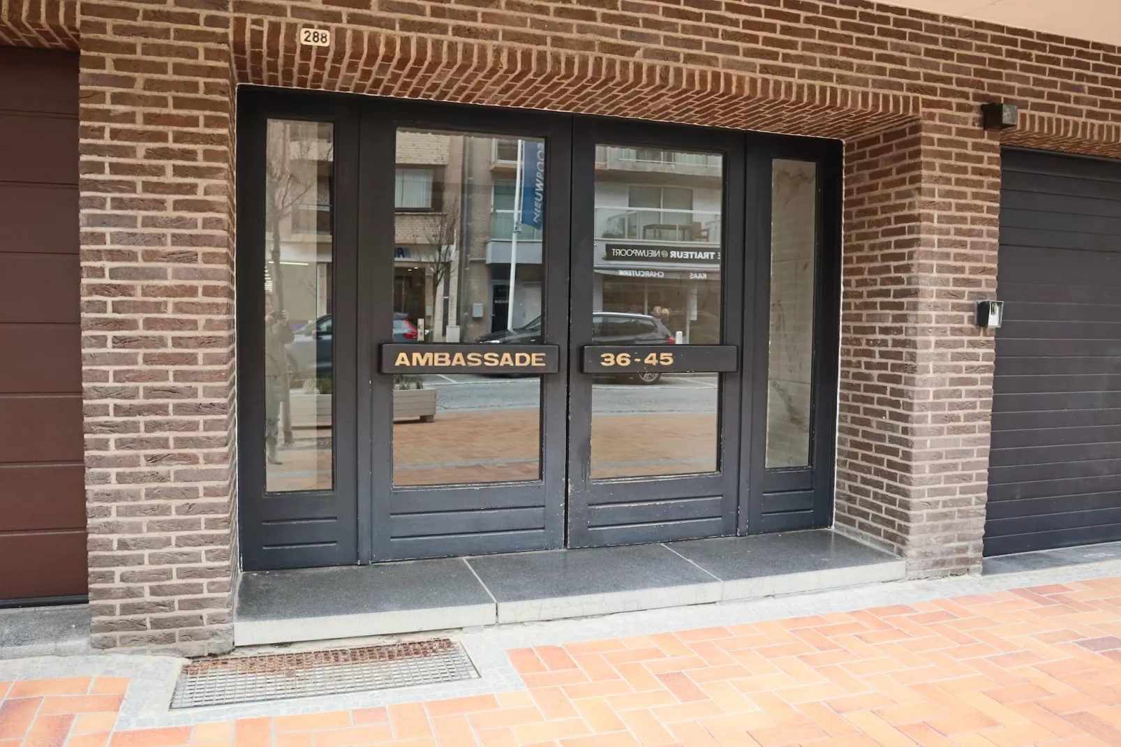 AMBASSADE C-Hal-ontvangst