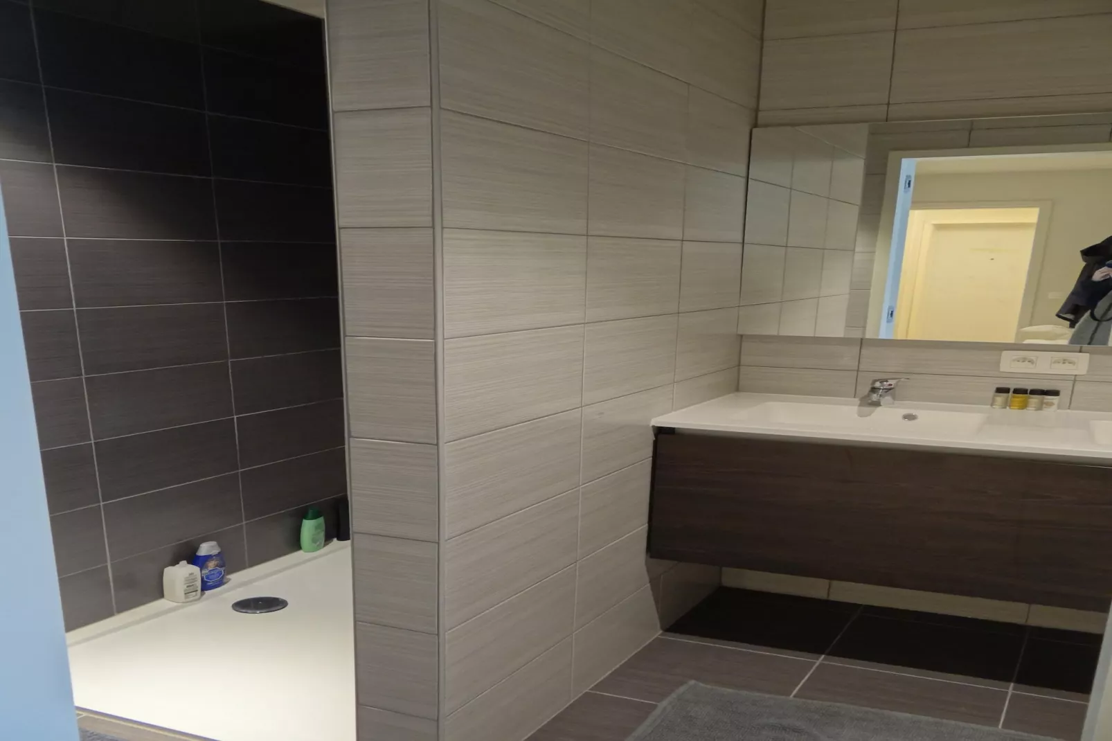 KARTHUIZER E4 0101PK-Badkamer