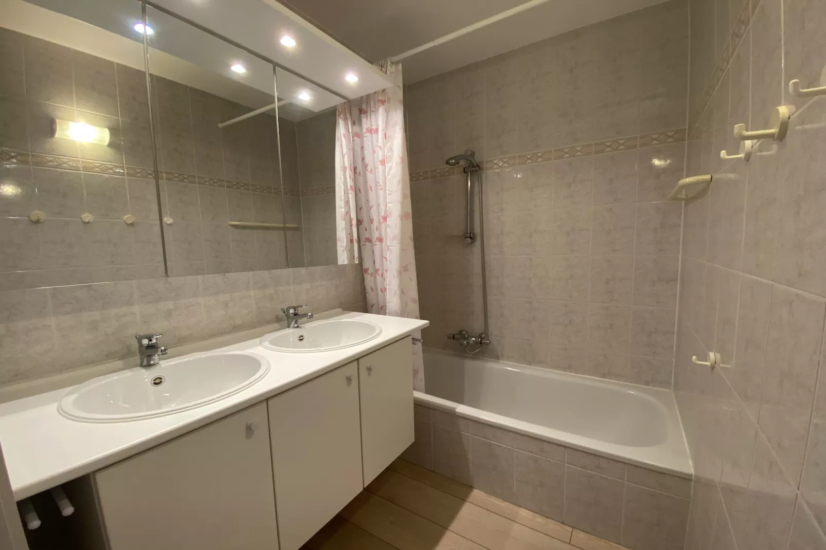CASINO AB B0202-Badkamer
