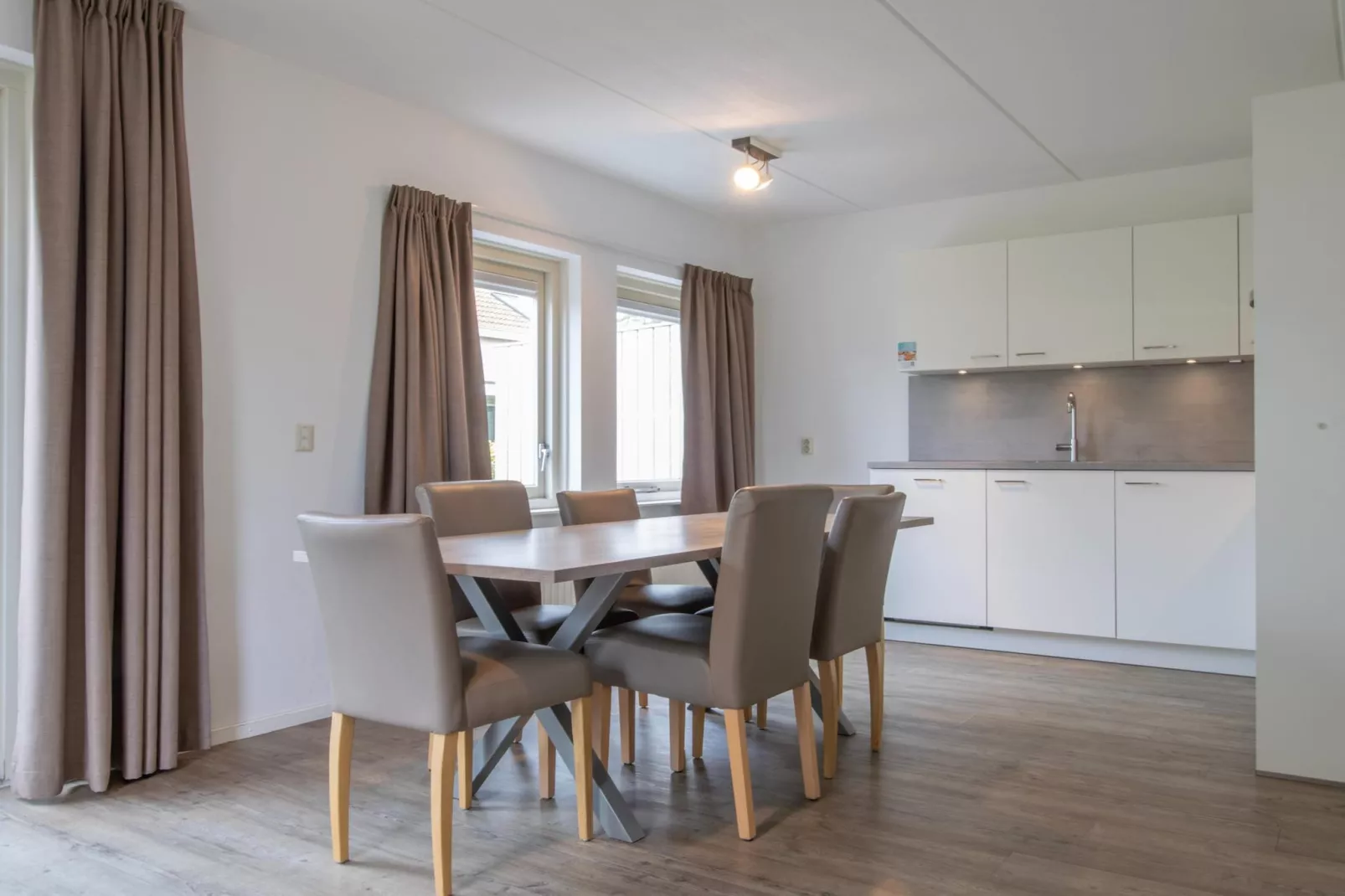 Vakantiepark Soeten Haert 13-Eetkamer