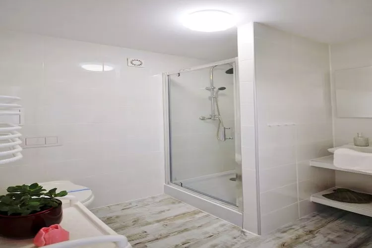 Studio 2-osobowe nr 3 16 m2 na poddaszu Ustronie Morskie-Badkamer