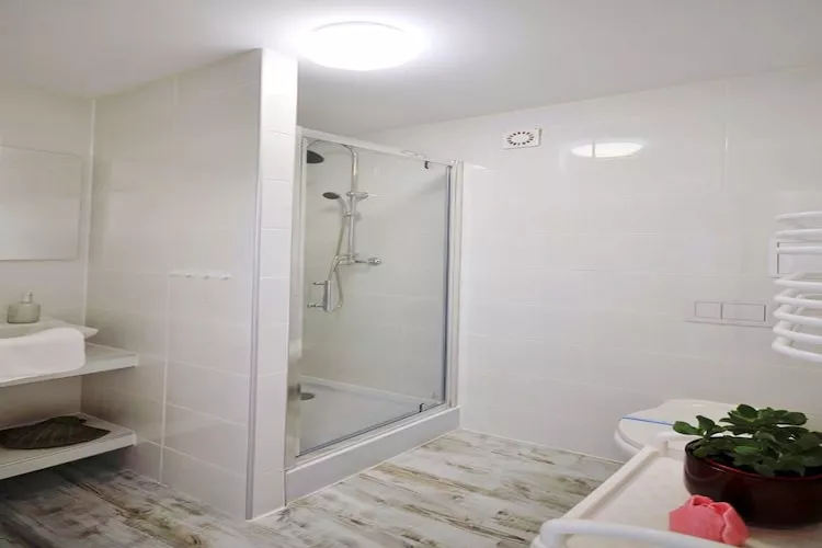 Studio 2-osobowe nr 3 16 m2 na poddaszu Ustronie Morskie-Badkamer