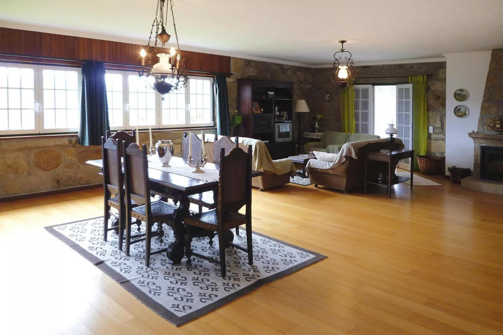 Holiday home Luzim-Eetkamer