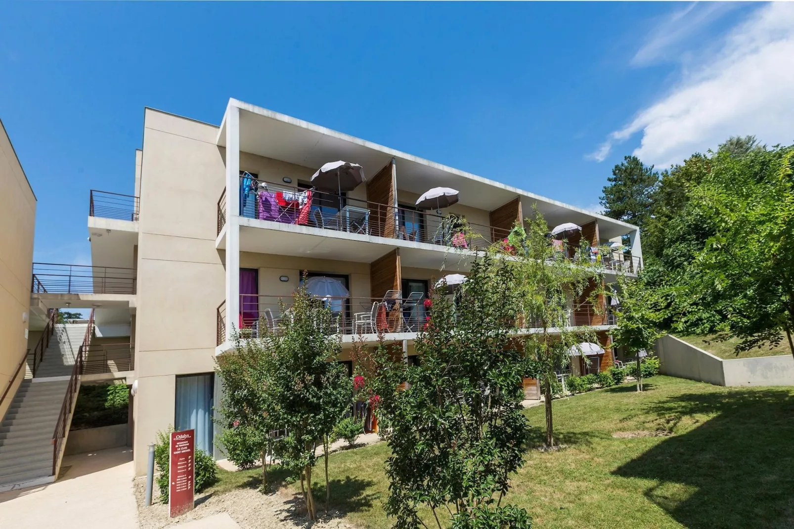 Le Clos Saint Michel 1-Buitenkant zomer