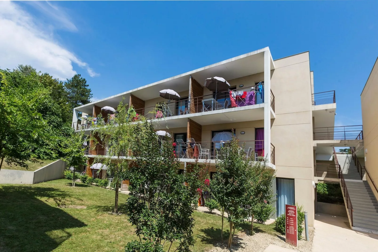 Le Clos Saint Michel 1-Buitenkant zomer