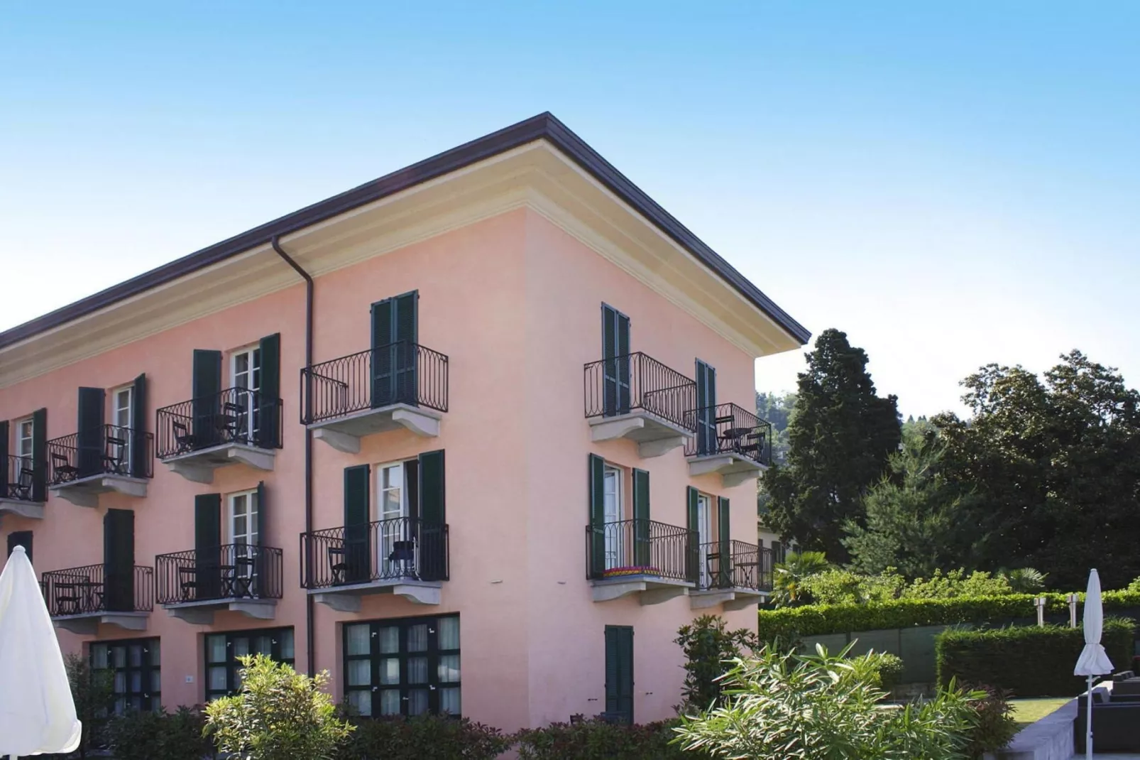 Residence Antico Verbano Meina-Bilo 3J - 2 pers-Buitenkant zomer