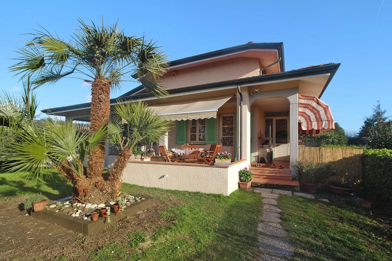 Holiday home Lea, Capezzano Pianore-Villa Lea-Buitenkant zomer