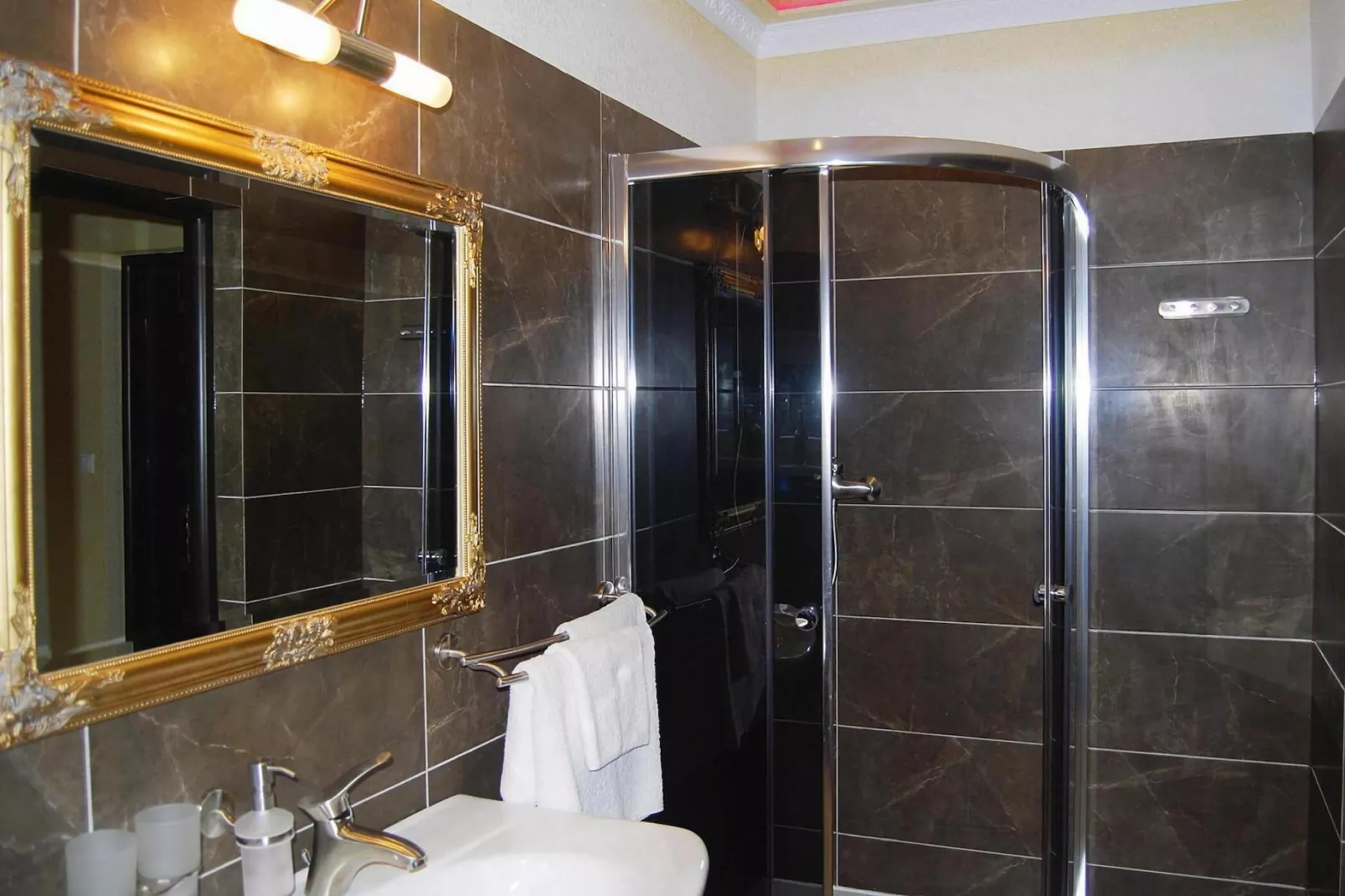Dom wakacyjny z basenem dla 7 osób Sieciemin-Badkamer