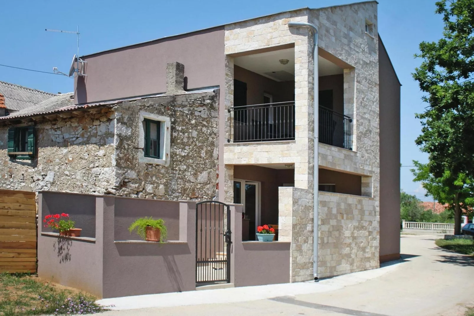 Holiday home, Privlaka-Ferienhaus Ruza, ca. 90 qm, bei Belegung mit 5-6 Personen-Buitenkant zomer