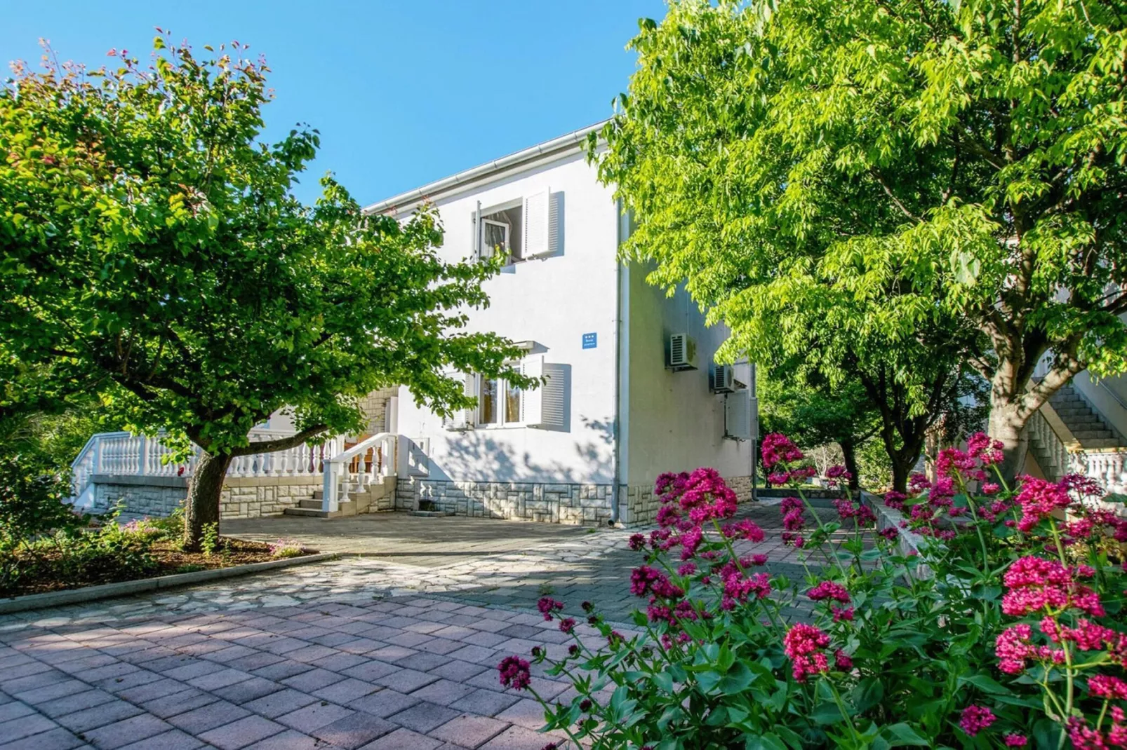Apartment im Haus Lika Seline-SD55 A02-OG - 6 Pers-Buitenkant zomer