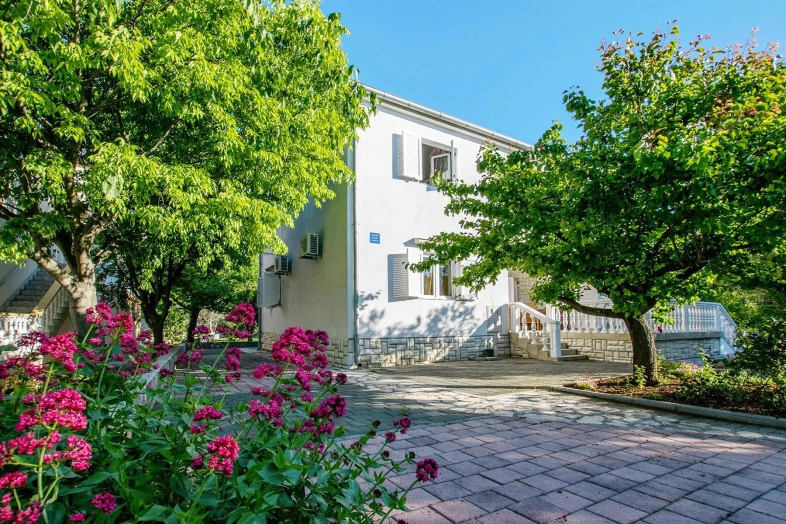 Apartment im Haus Lika Seline-SD55 A02-OG - 6 Pers-Buitenkant zomer