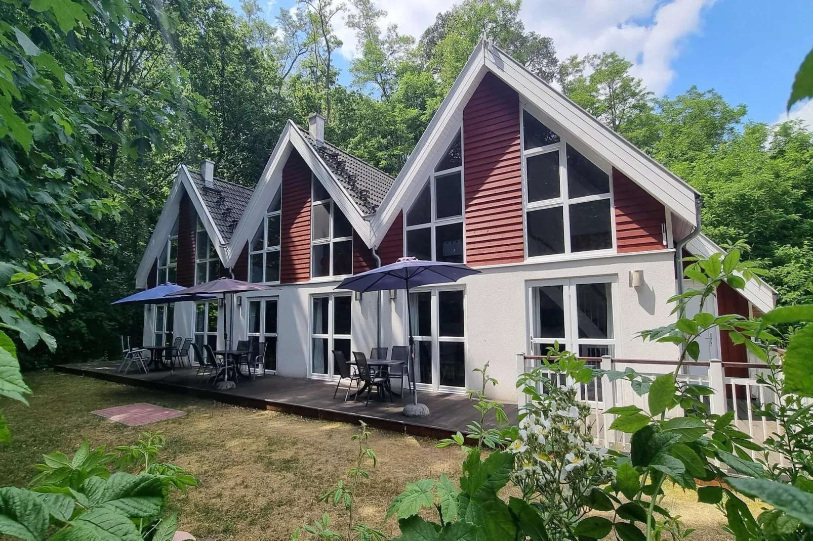 Familienhaus am Wald-Buitenkant zomer