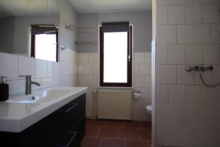 Bungalow 6 Waren-Badkamer