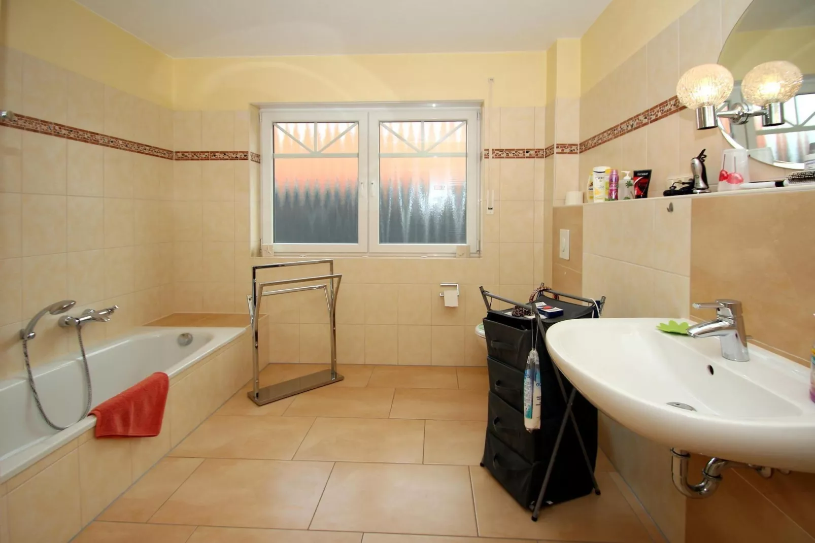 Große Ferienwohnung für 6 Personen mit Terrasse-Badkamer