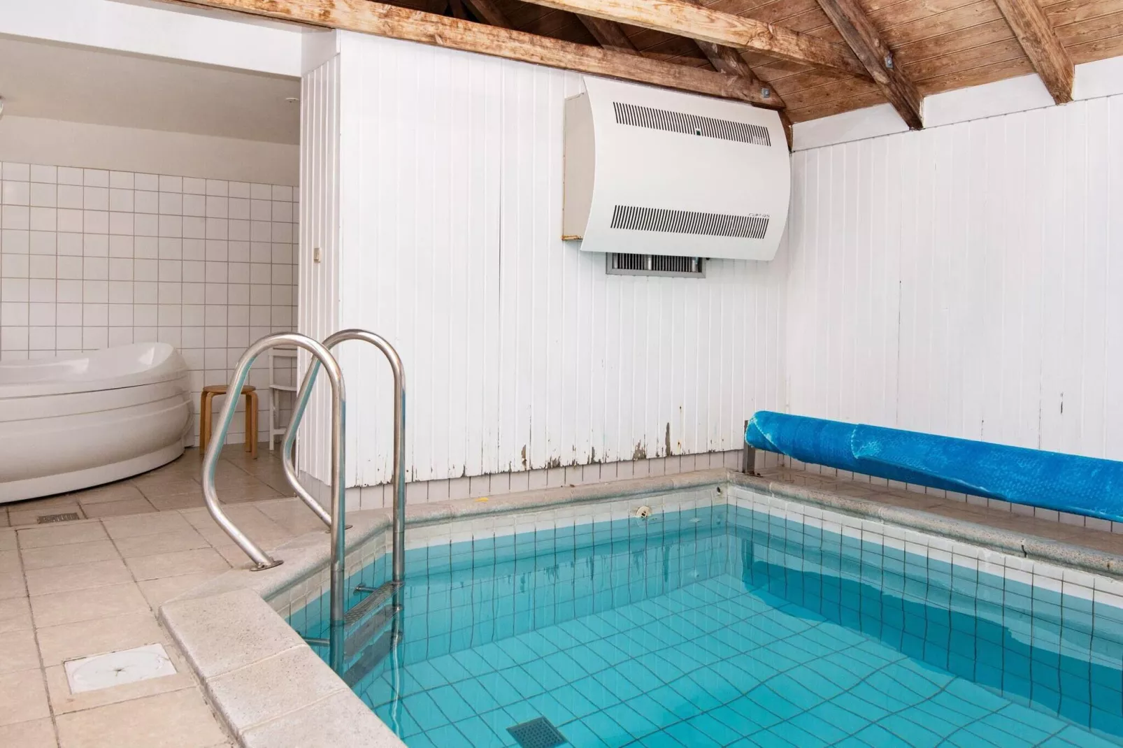 Ruim 12-persoons vakantiehuis in Hvide Sande met sauna-Zwembad