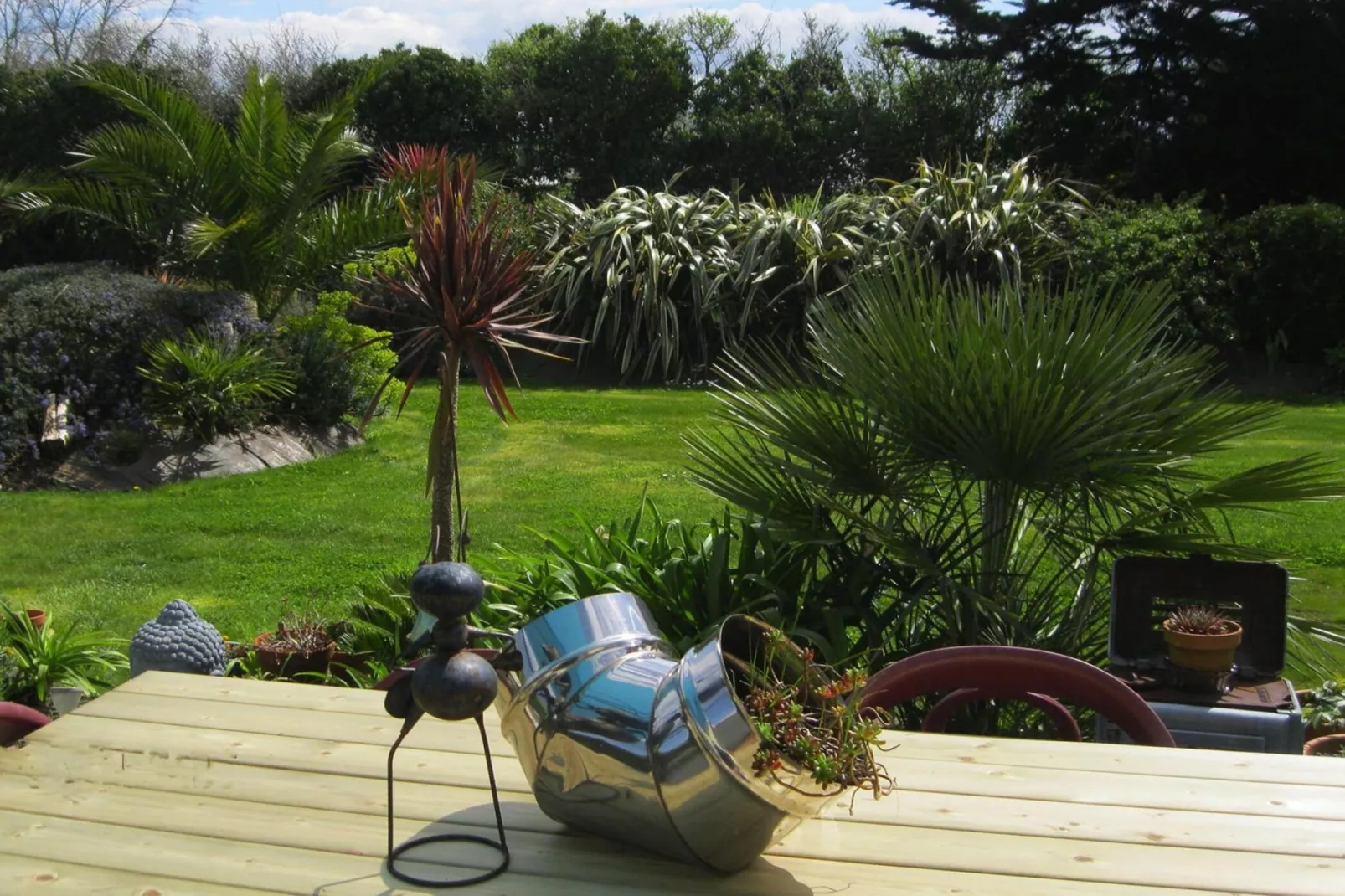 Pretty holiday home in palm garden near coast Pleubian-Tuinen zomer