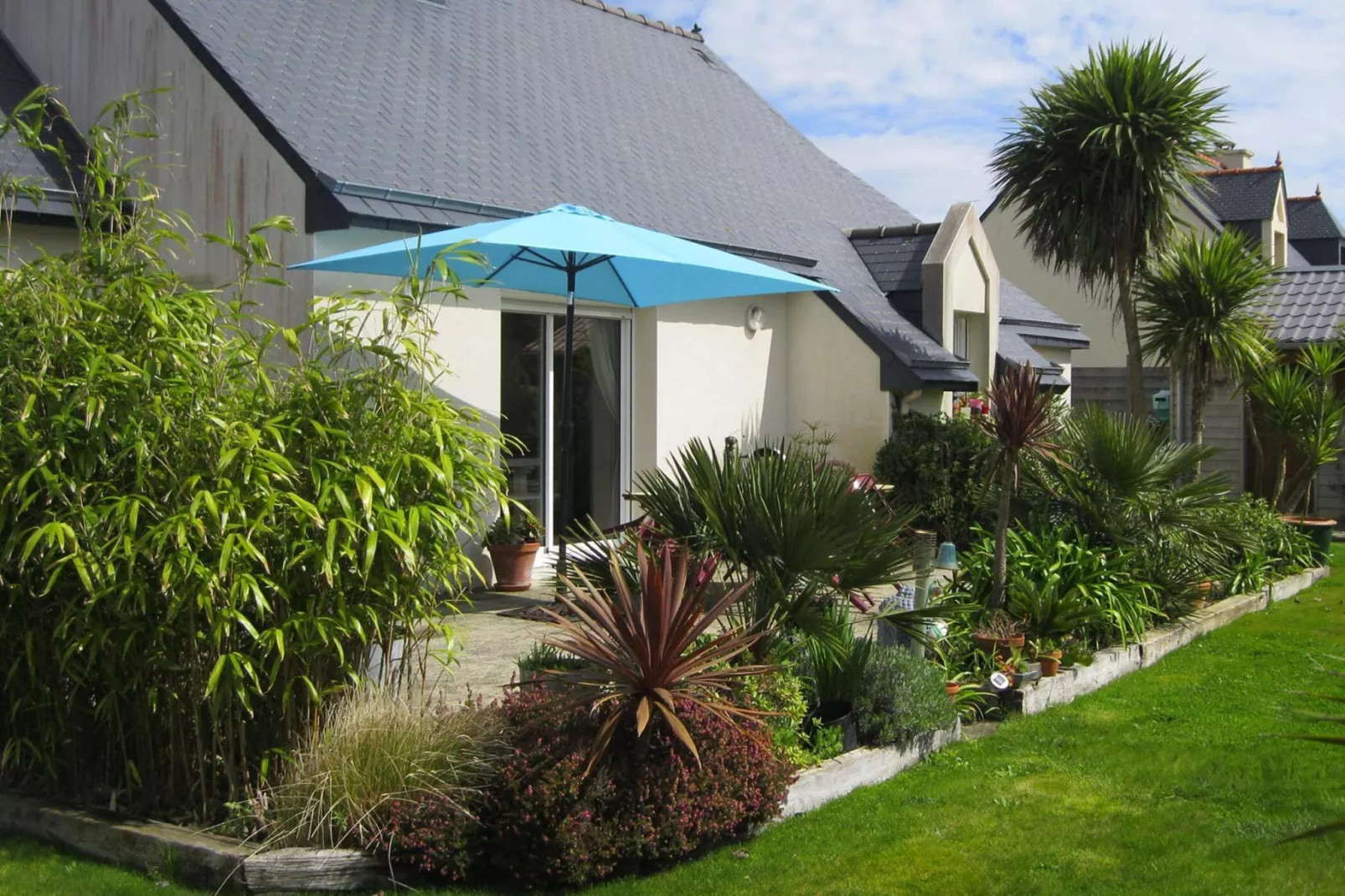 Pretty holiday home in palm garden near coast Pleubian-Buitenkant zomer