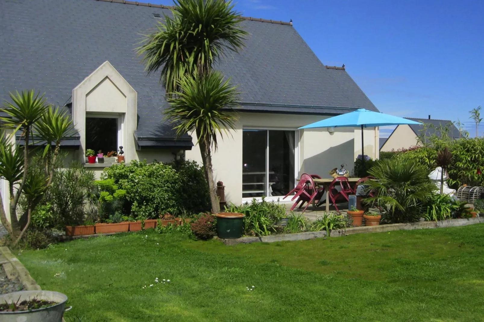 Pretty holiday home in palm garden near coast Pleubian-Buitenkant zomer