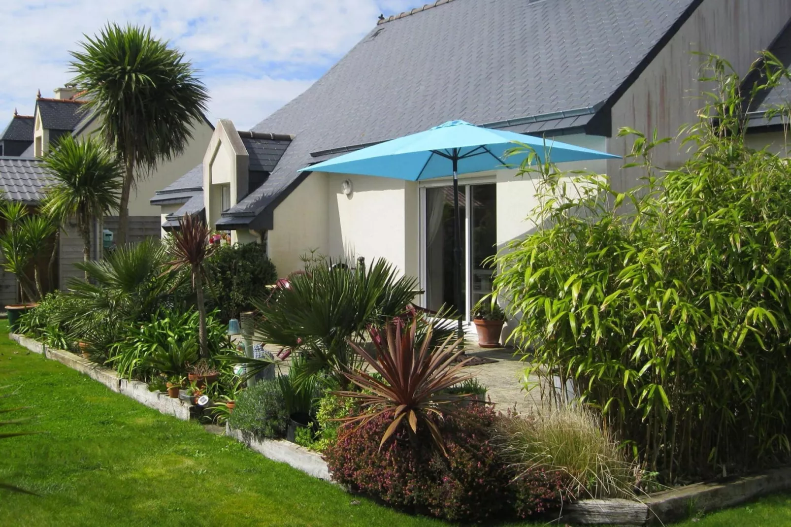 Pretty holiday home in palm garden near coast Pleubian-Buitenkant zomer
