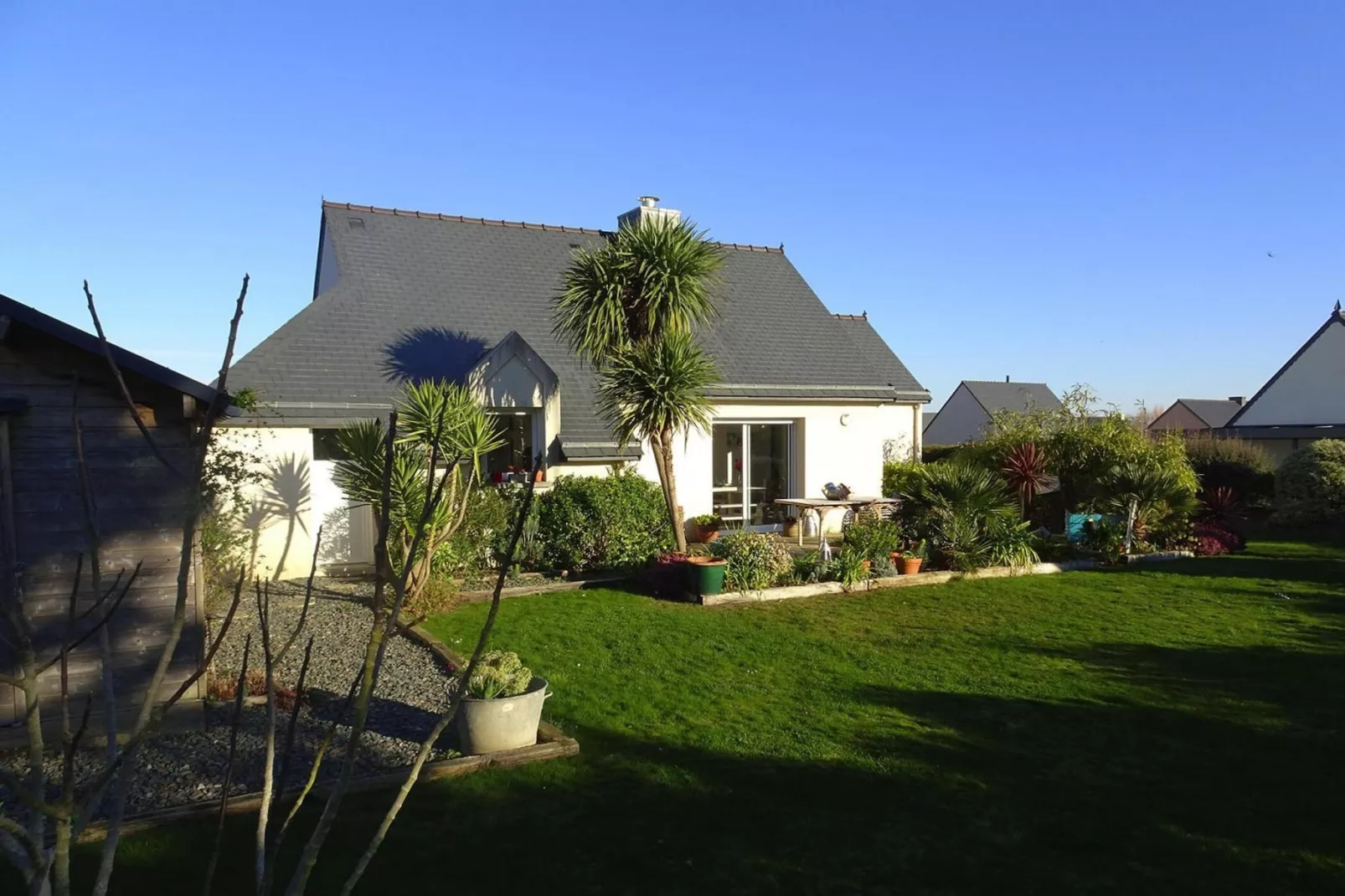 Pretty holiday home in palm garden near coast Pleubian-Buitenkant zomer