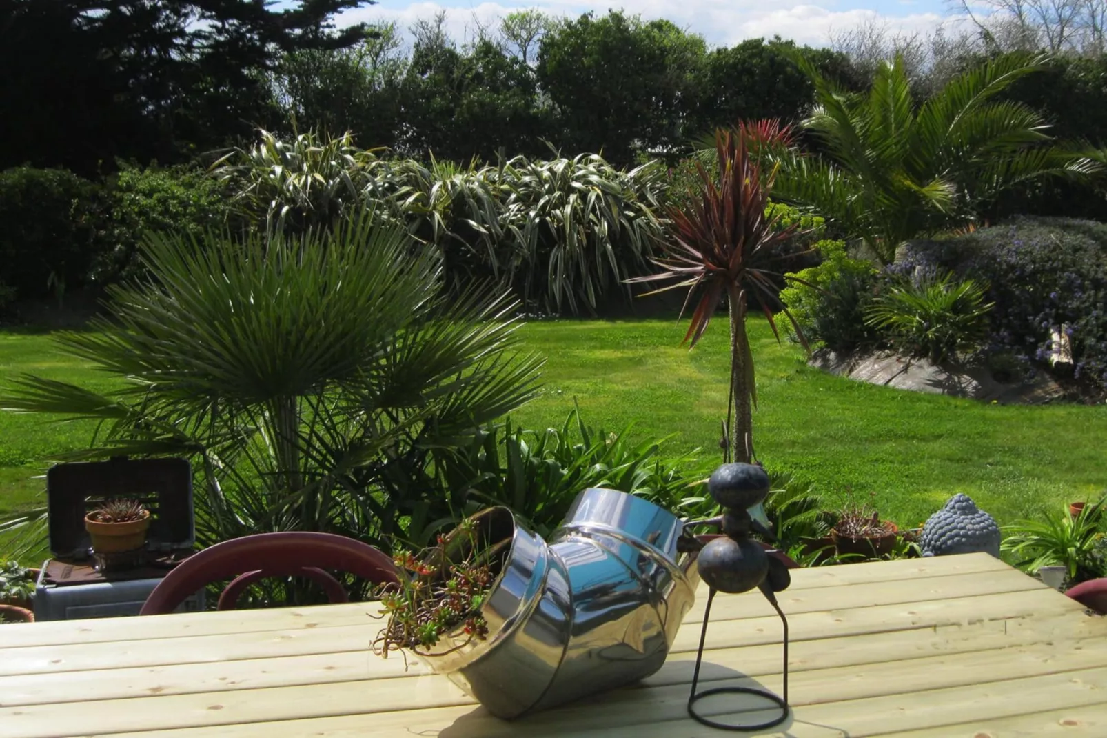Pretty holiday home in palm garden near coast Pleubian-Tuinen zomer