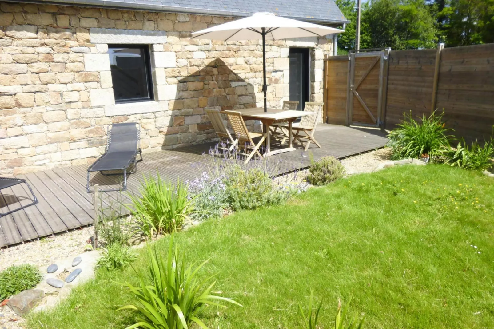 Maison de vacances Ploumilliau-Buitenkant zomer