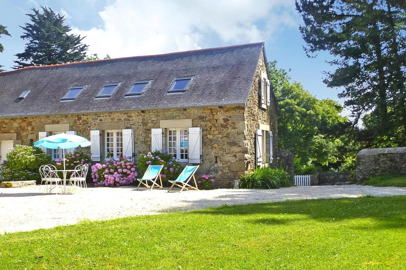 Beautiful country house on common property Plougrescant-Buitenkant zomer