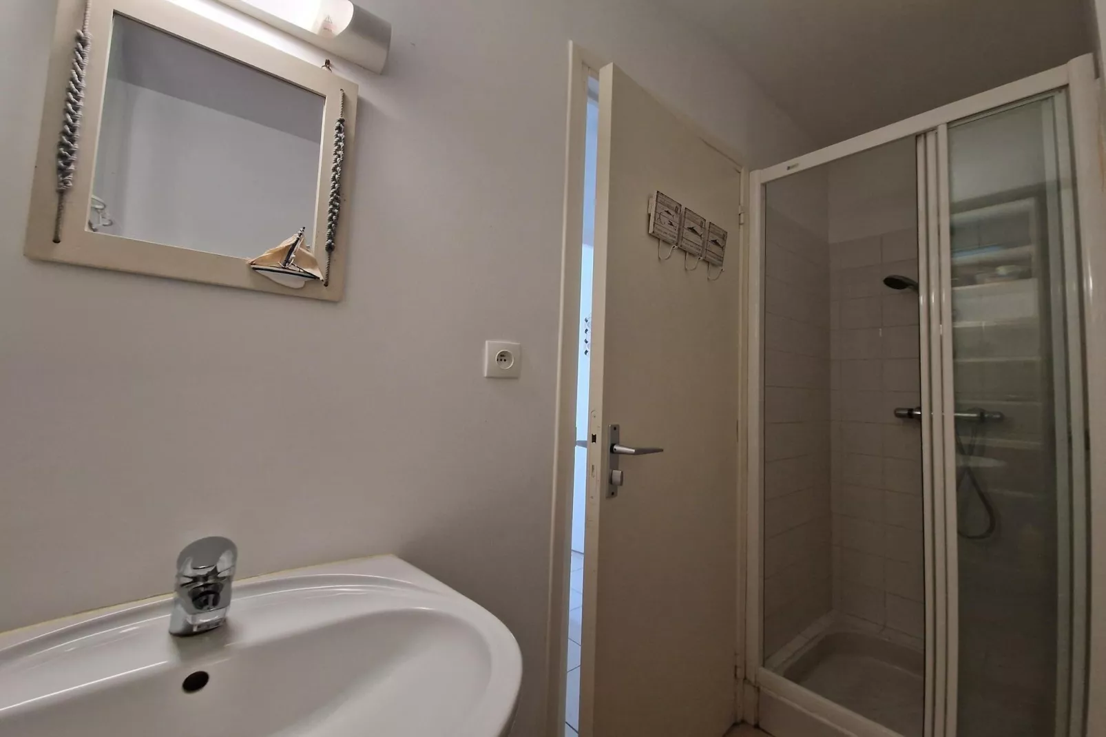 Semi-detached house Damgan-Badkamer