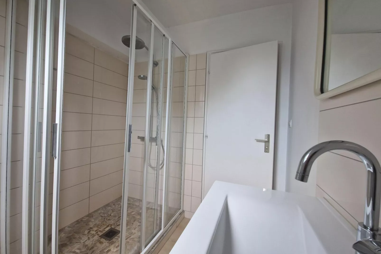 Semi-detached house Damgan-Badkamer