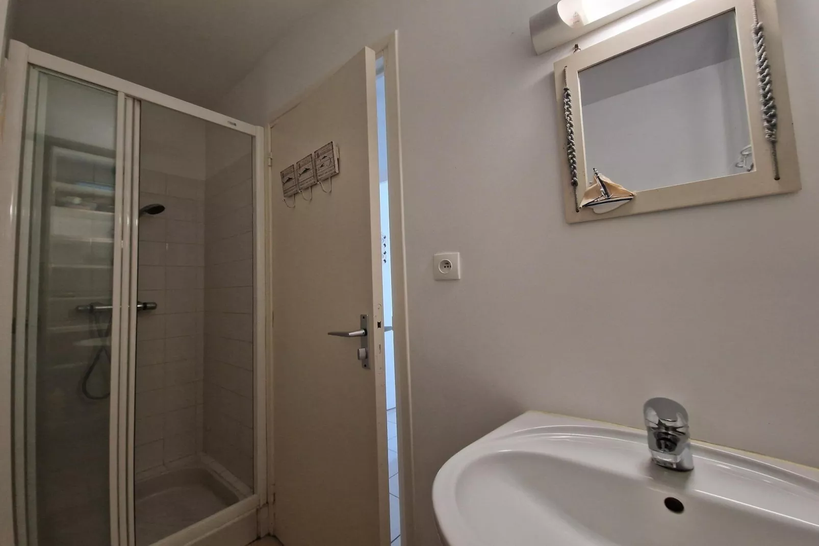 Semi-detached house Damgan-Badkamer
