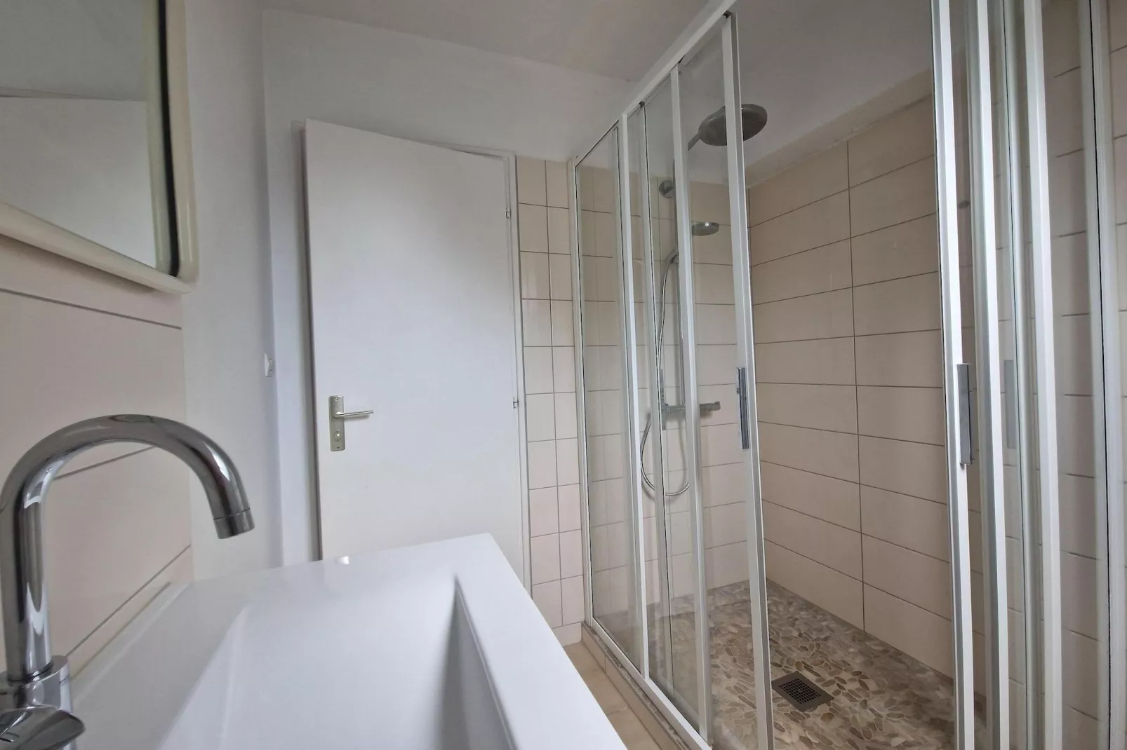 Semi-detached house Damgan-Badkamer