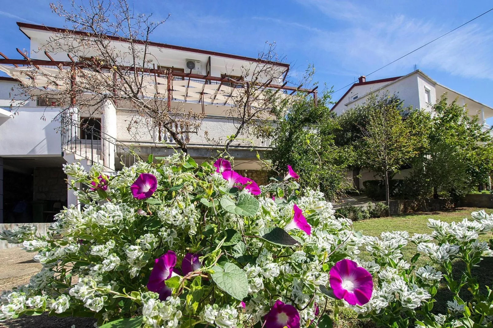 Apartments Seaview Starigrad Paklenica-A5-Buitenkant zomer