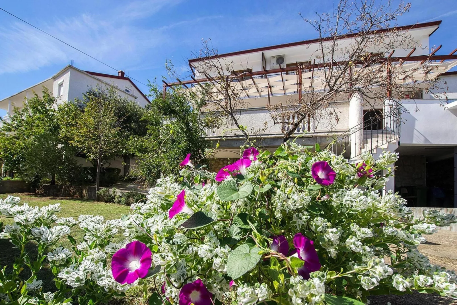 Apartments Seaview Starigrad Paklenica-A5-Buitenkant zomer