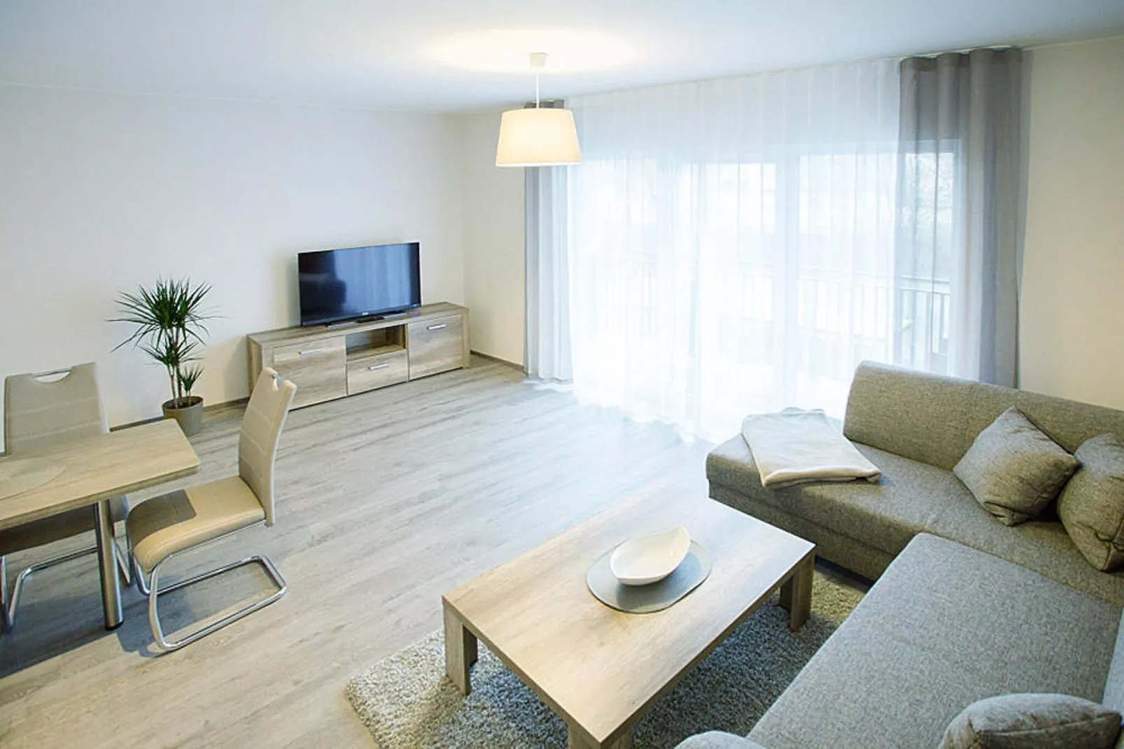 Apartment 75 qm mit Spreeblick-Woonkamer