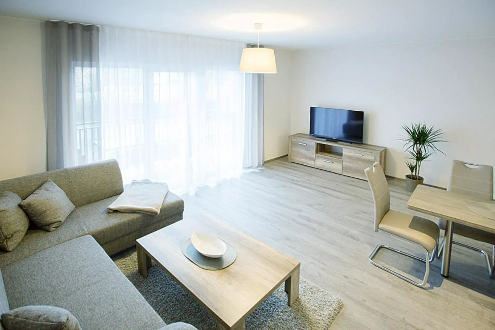 Apartment 75 qm mit Spreeblick-Woonkamer