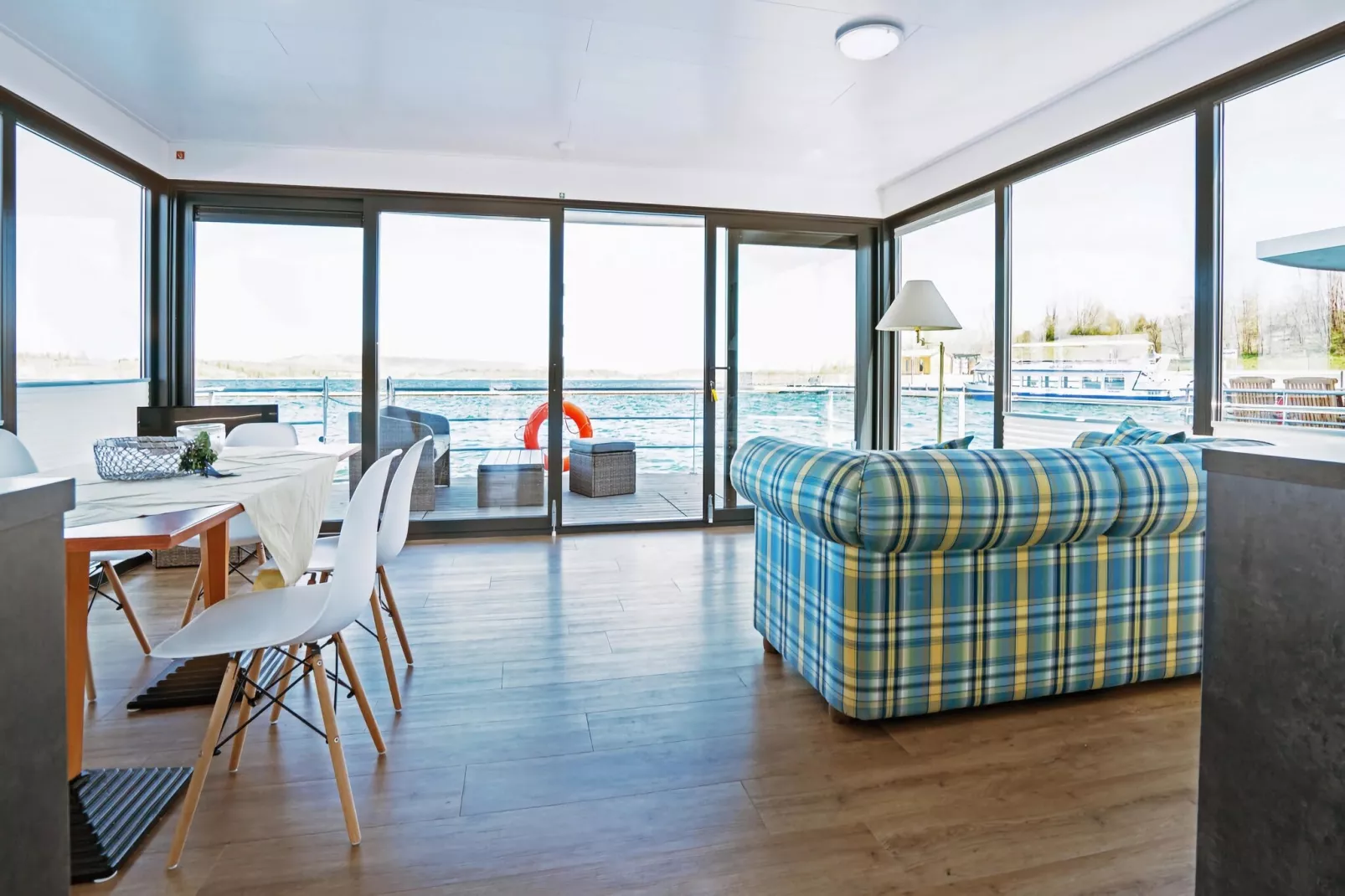 Floating 44 - LP 6 / 3 Personen-Woonkamer