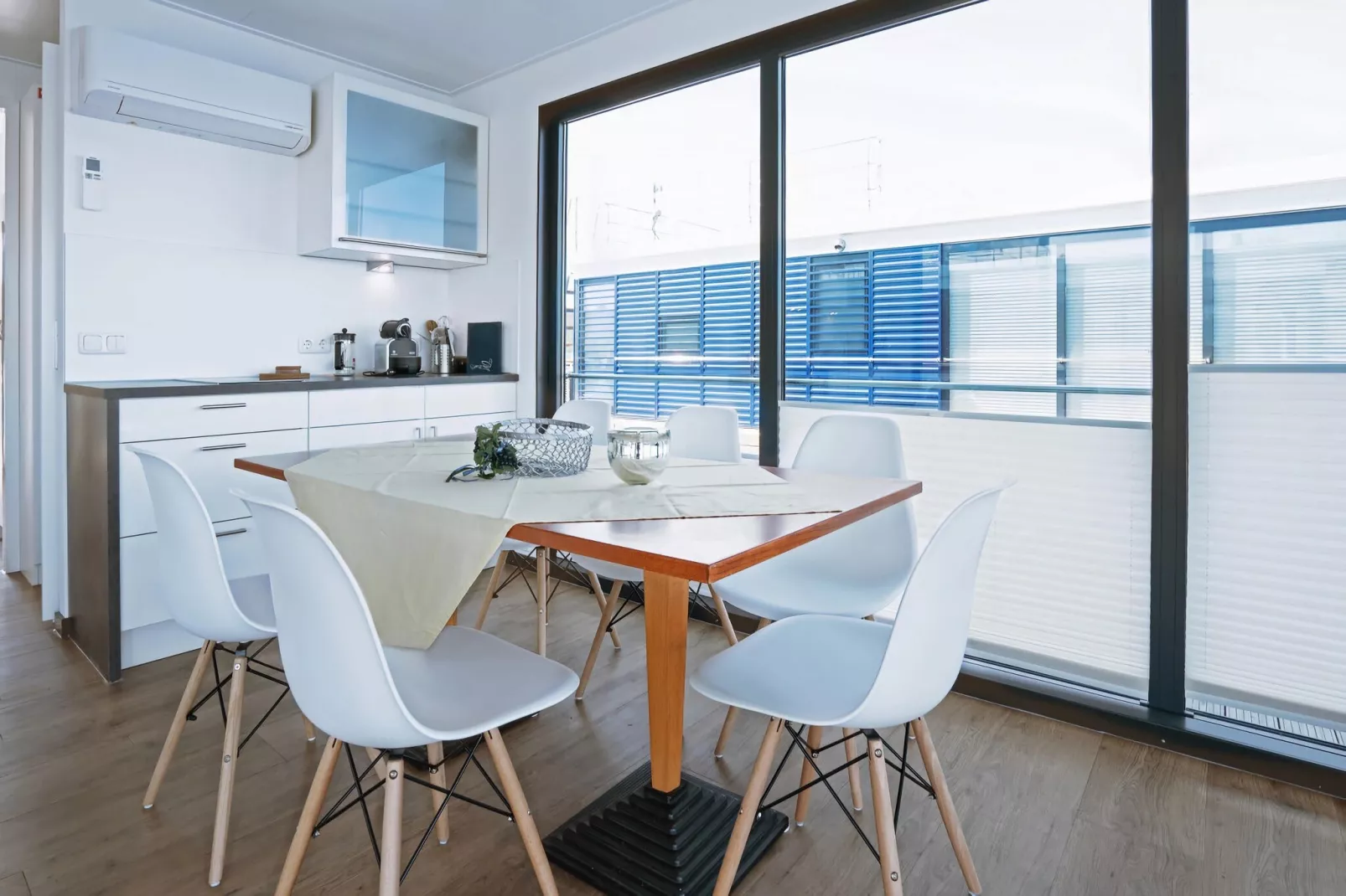 Floating 44 - LP 6 / 3 Personen-Eetkamer