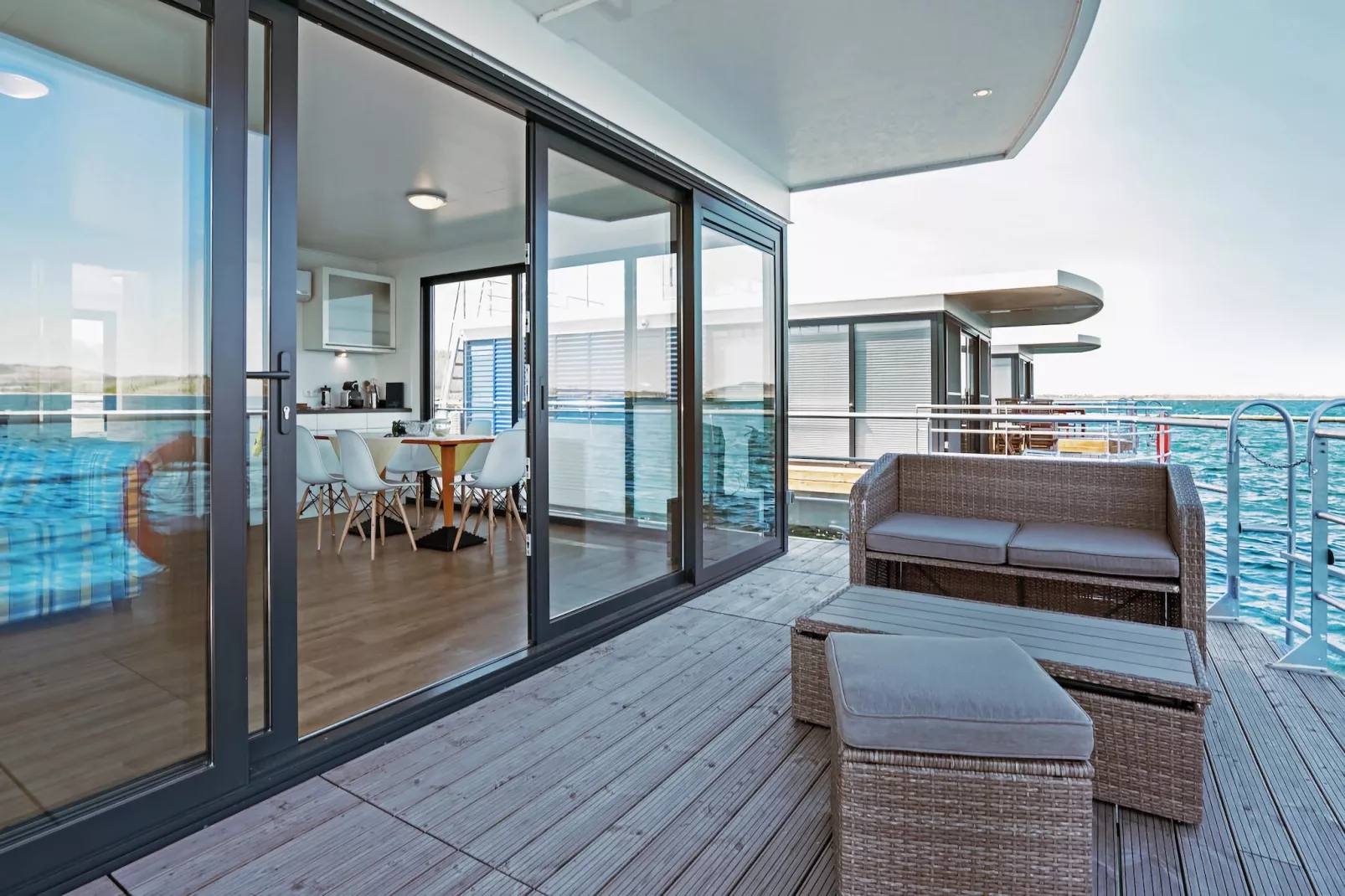 Floating 44 - LP 6 / 3 Personen-Terrasbalkon